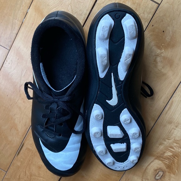 soccer shoes - Picture 3 of 4